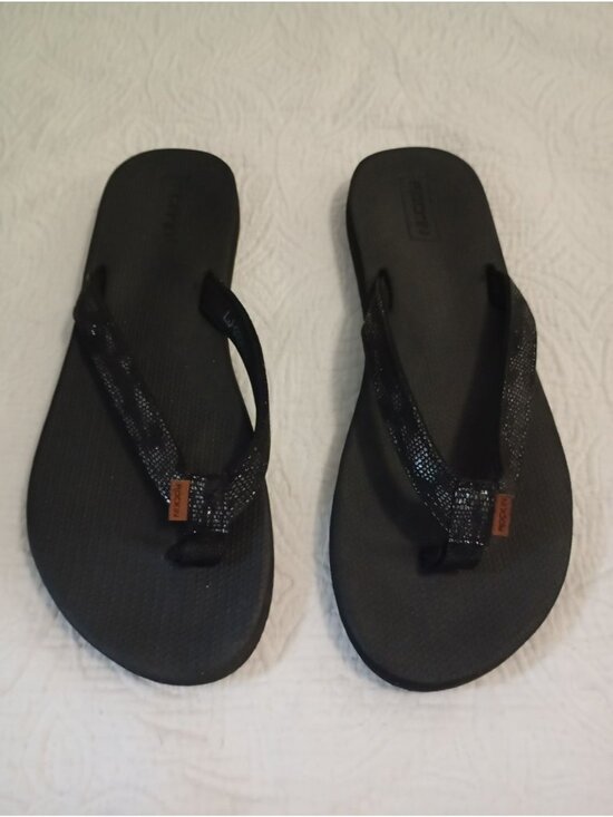 Rockin Shoes - NWT Rockin Black Flip Flops Size 11 With Textured Straps & Comfortable Sole
